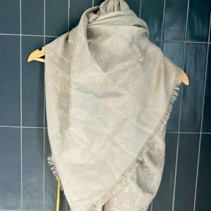 Louis Vuitton Grey/silver Monogram Shawl w/ box & dust bag